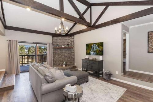 Big Bear Lake Casa | Dawn and Dusk by AvantStay Modern Cabin in Great Location w Home Theatre