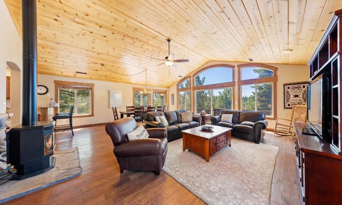 Truckee Casa | Dawn Retreat by Tahoe Getaways - Tahoe Donner with Mtn Views, Pet-Friendly & HOA Amenities!