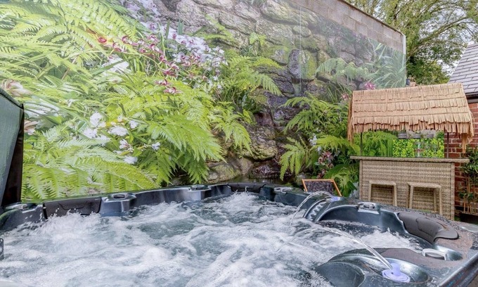 Cromford Casa | Dawn's House Cromford-Quirky Colourful Home, Hot Tub, Pet Friendly Peak District