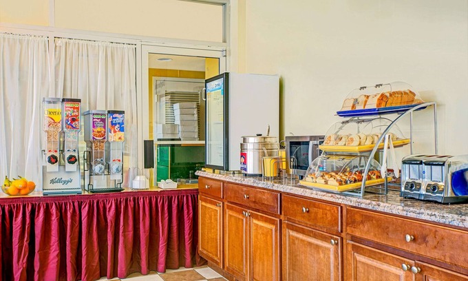 Huntington Hotel | Days Inn by Wyndham Alexandria South
