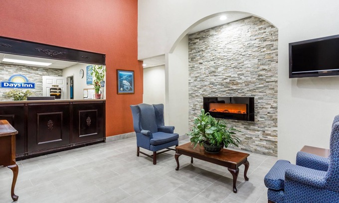 Hendersonville Hotel | Days Inn by Wyndham Hendersonville