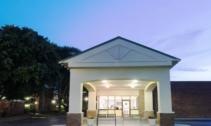 Charleston Hotel | Days Inn by Wyndham Mt Pleasant-Charleston-Patriots Point