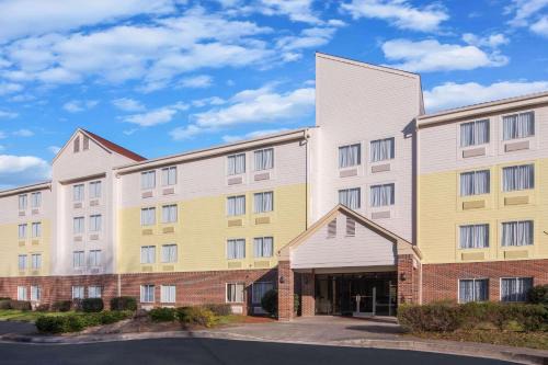 Macon Hotel | Days Inn by Wyndham Macon I-75 North