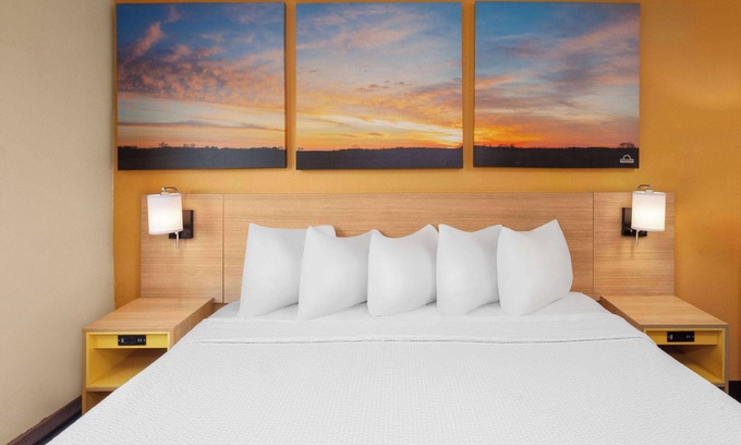 Cherry Valley Hotel | Days Inn by Wyndham Rockford I-90 Casino District