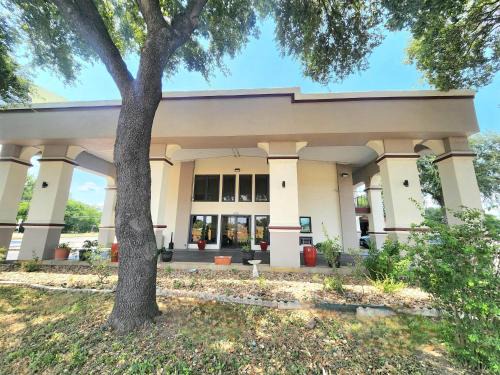 Rio Vista Hotel | Days Inn by Wyndham San Marcos