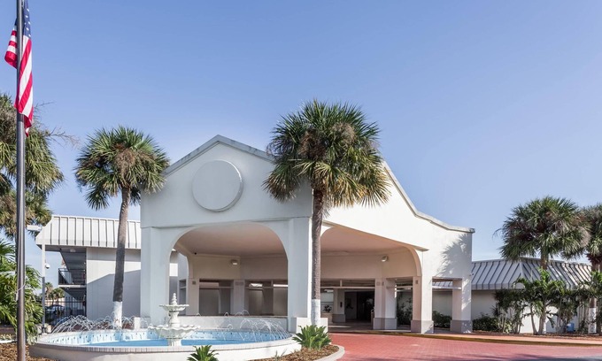 St. Petersburg - Clearwater Hotel | Days Inn by Wyndham St. Petersburg / Tampa Bay Area
