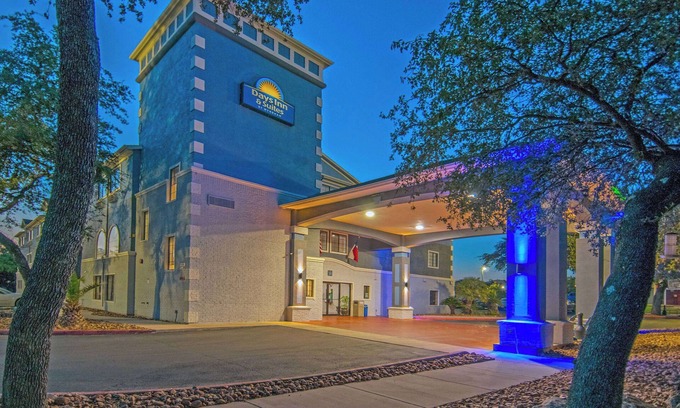 Hollywood Park Hotel | Days Inn by Wyndham Suites San Antonio North/Stone Oak