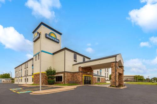 Tulsa Hotel | Days Inn by Wyndham Tulsa Central