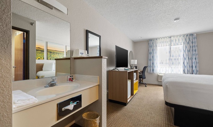 Pinnacles Entrance Badlands Hotel | Days Inn by Wyndham Wall