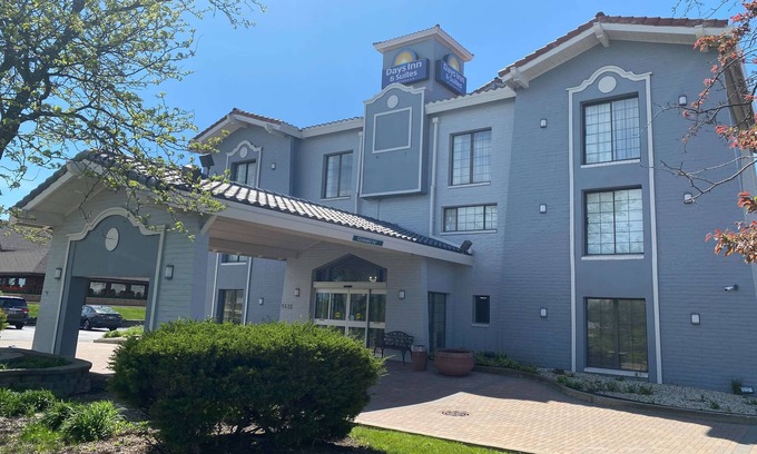 Arlington Heights Hotel | Days Inn & Suites by Wyndham Arlington Heights