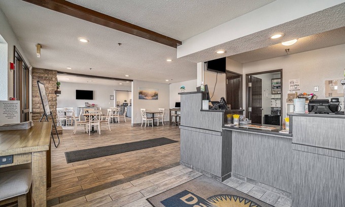 Traverse City Hotel | Days Inn & Suites by Wyndham Traverse City