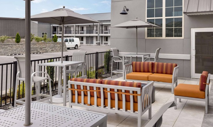 Bowling Green Hotel | Days Inn & Suites by Wyndham Bowling Green