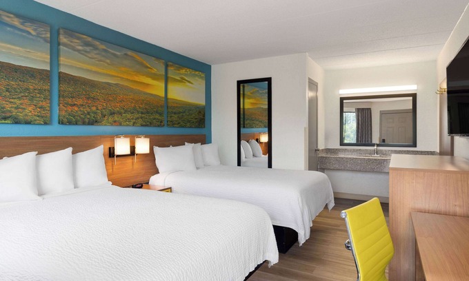 Wayne Hotel | Days Inn & Suites by Wyndham Indianapolis Airport East