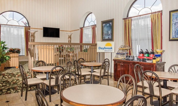 West Columbia Hotel | Days Inn & Suites by Wyndham Columbia Airport