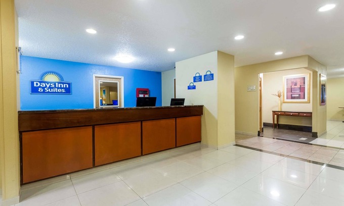 Bloomington Hotel | Days Inn & Suites by Wyndham Bloomington/Normal IL