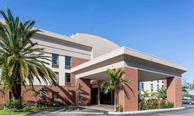 Biggar Hotel | Days Inn & Suites by Wyndham Fort Myers Near JetBlue Park