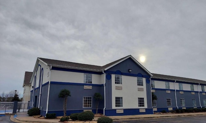 Huntsville Hotel | Days Inn & Suites by Wyndham Huntsville
