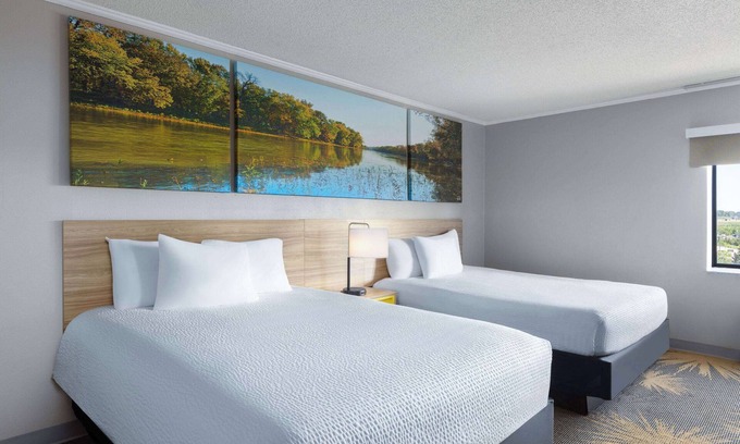 Kansas City Hotel | Days Inn & Suites by Wyndham Kansas City South