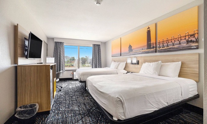 Norton Shores Hotel | Days Inn & Suites by Wyndham Norton Shores/Muskegon