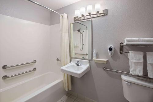 Green Bay Hotel | Days Inn & Suites by Wyndham Green Bay WI