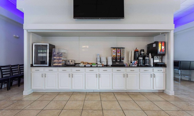 Lakeland Hotel | Days Inn & Suites by Wyndham Lakeland