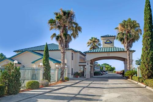 Westfield Hotel | Days Inn & Suites by Wyndham Houston North - Spring