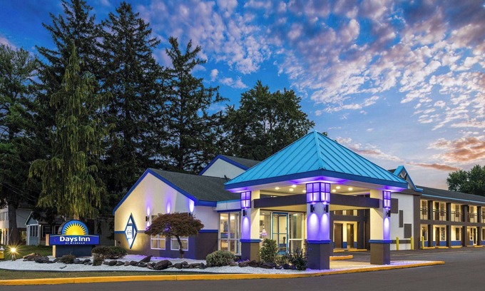 Colonie Hotel | Days Inn & Suites by Wyndham Albany