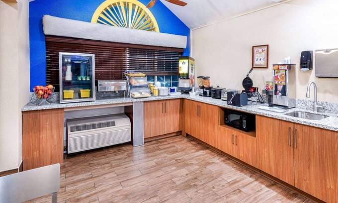 Greeley Hotel | Days Inn & Suites by Wyndham Greeley