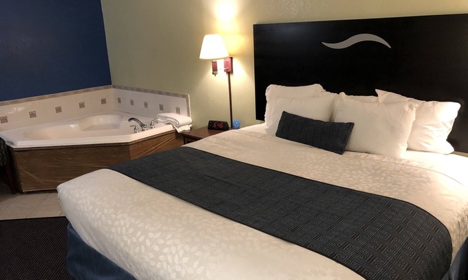 Girard Hotel | Days Inn & Suites by Wyndham Youngstown / Girard Ohio