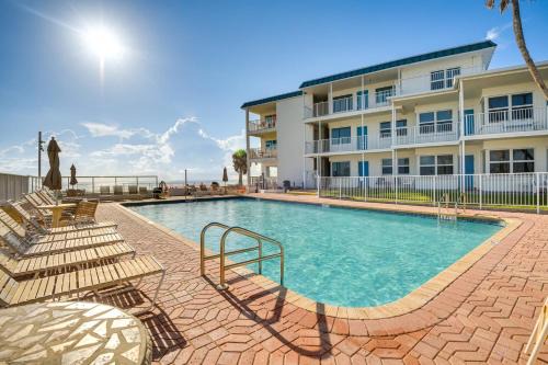 South Peninsula Historic District Apartamento | Daytona Beach Condo with Balcony 5 Mi to Speedway!