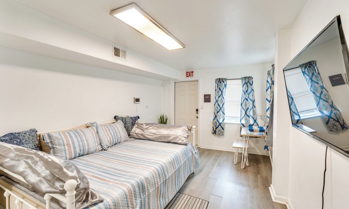 Smith's Memento Apartamento | Daytona Beach Studio: Walk to Boardwalk + Pier!