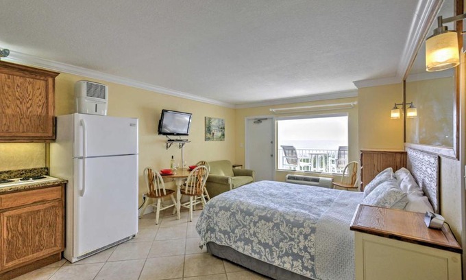 Lenox Park Apartamento | Daytona Beach Studio with Oceanfront Balcony and Pool!