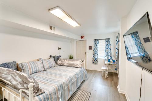 Smith's Memento Apartamento | Daytona Beach Studio Walk to Boardwalk and Pier!