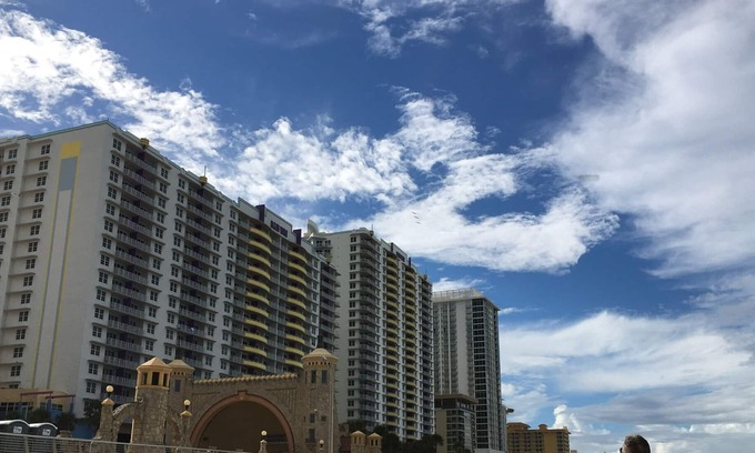 Brush - Stewarts Complejo | Daytona Beachfront Resort Right-On-the-Boardwalk adjacent to Bandshell