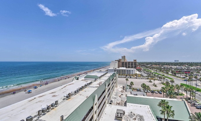 Ortona Park Apartamento | Daytona Beachfront Condo w/ Ocean View