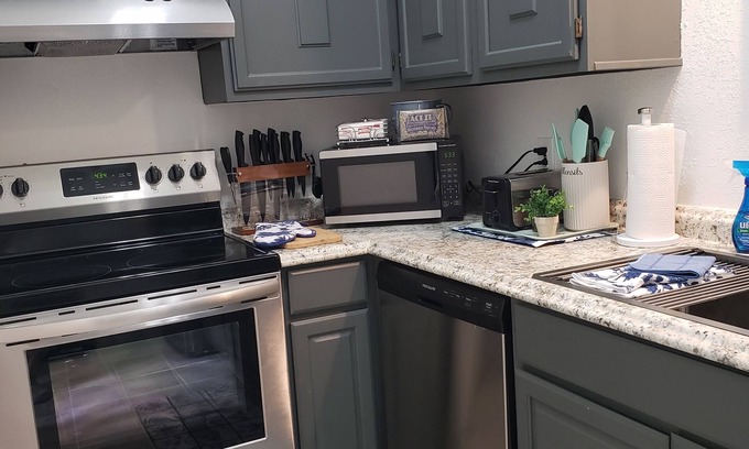 Joplin Condominio | Dazzling, Cozy Retreat in convenient and secure apartment complex location.
