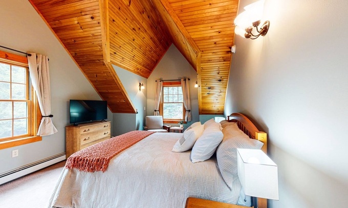 Kingfield Casa | Dazzling dog-friendly lodge with stunning views, game room, firepit & W/D
