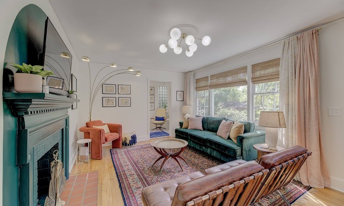 Eau Claire Casa | ✷ Dazzling Downtown Deco ✷ 2 BD 1 BA Home