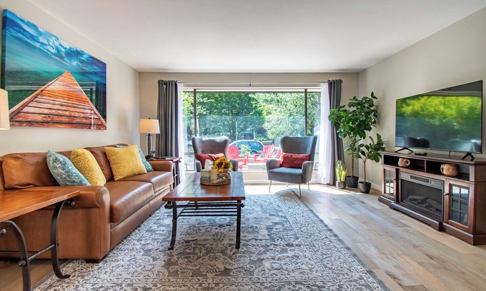 Queen Anne Casa | Dazzling Home in Queen Anne near Space Needle!