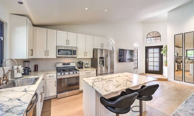 Green Valley North Apartamento | Old Mill | Chic Modern Bungalow in Green Valley!