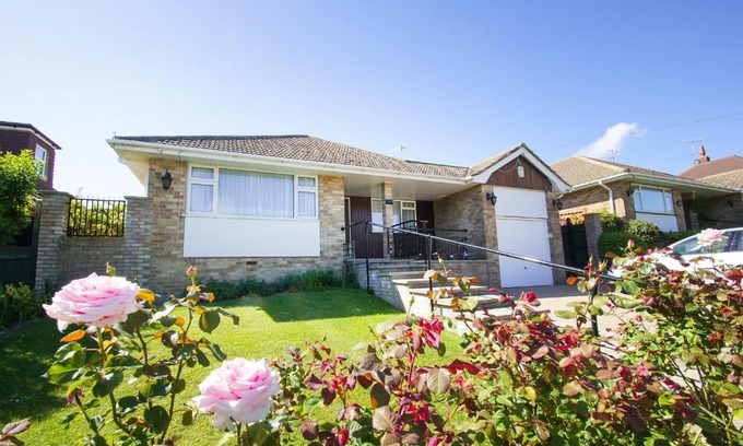 Rottingdean Casa | Dean Court Garden - Parking - by Brighton Holiday Lets