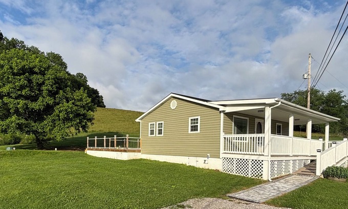 Abingdon Casa | Dean's Cozy Cottage, in the outskirts of Abingdon, Big deck and rocking chairs.
