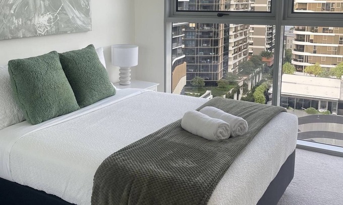 Newstead Apartamento | Dean’s Place- Top-floor Luxury Stay in the City with View 15mins frm the Airport