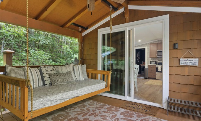 Flat Rock Cabaña | DEC-FEB MONTHLY 50% OFF The Gala Getaway @ Backyard 🍎 Cottages