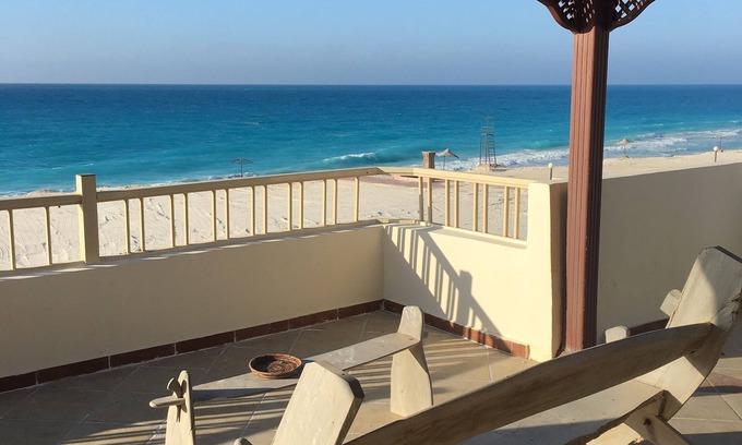 Marina El Alamein Chalet De Esquí | Techo de estilo rústico decente con increíbles vistas al mar.