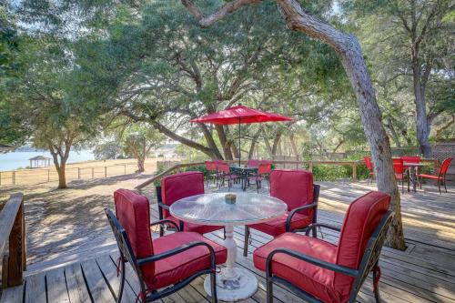 Temple Casa | Deck and Cliffside Belton Lake Views Temple Retreat