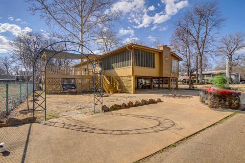 Tunica Casa | Deck and Fire Pit! Cabin Half-Mi to Tunica Lake