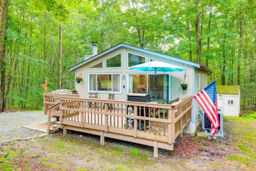 Pocono Lake Casa | Deck and Fire Pit Pet-Friendly Pocono Lake Abode!