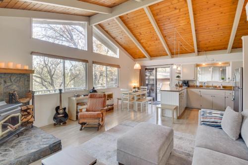 Groveland Casa | Deck and Fire Pit Pine Mountain Lake Getaway!