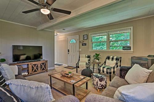 East Stroudsburg Casa | Deck and Gas Grill Modern East Stroudsburg Home!